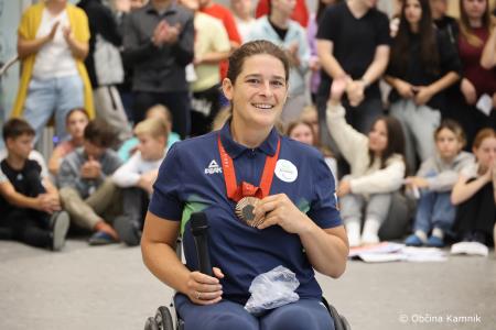 Nepozaben sprejem za bronasto Živo Lavrinc v rodnem Kamniku  (20)